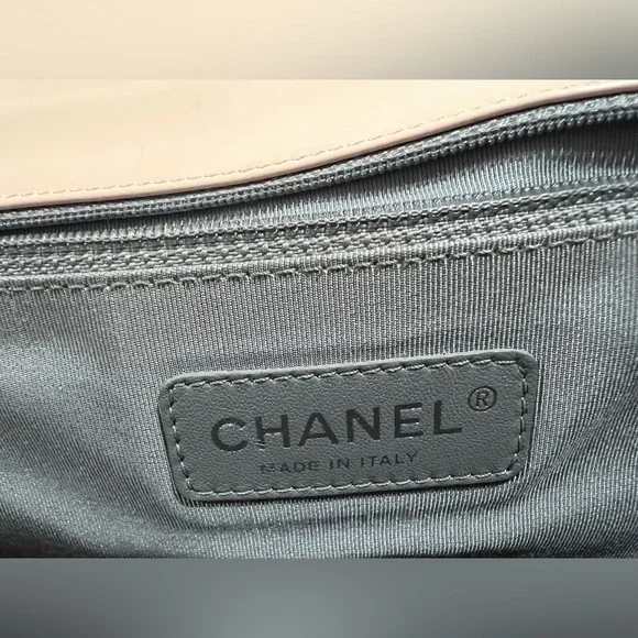 CHANEL GLAZED CALFSKIN JUMBO BOY BAG - VINTAGE - Picture 14 of 15